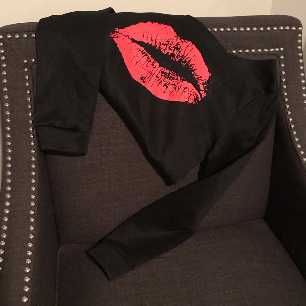 “LIPS” off shoulder sweatshirt